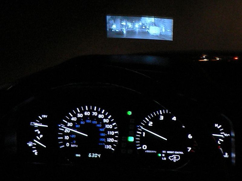 Night View vision w Lexusie pojawiło się już w 2002 roku w modelu LX470. Obraz nie był wyświetlany na ekranie, ale na szybie tak, jak we współczesnych HUD-ach.