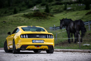 ford mustang w dolomitach 80