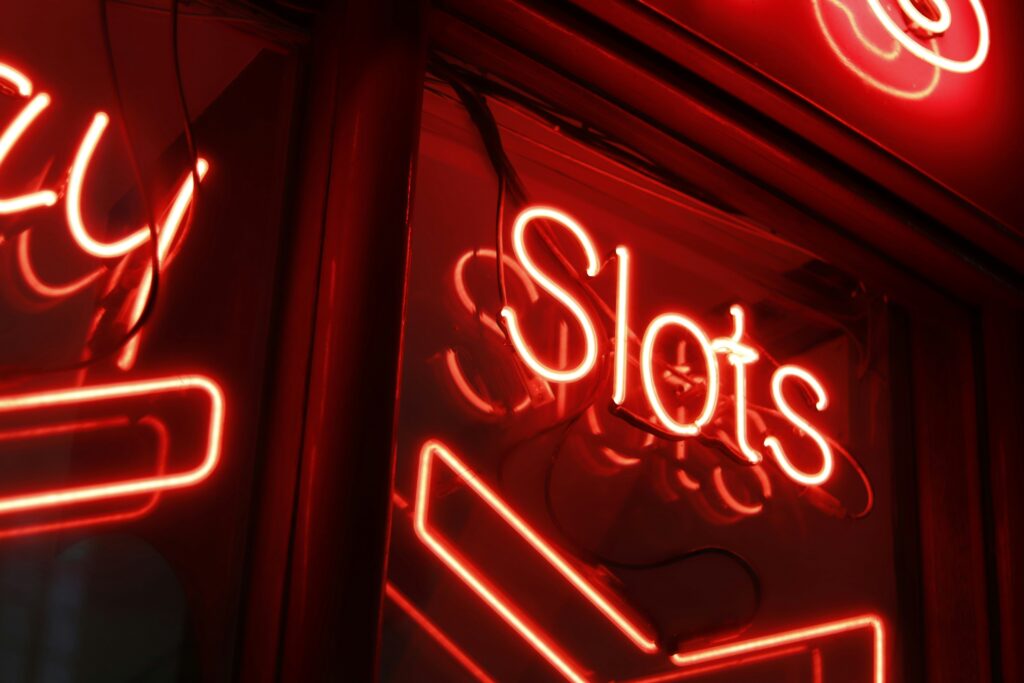 Czerwony neonowy znak z napisem 'slot'.